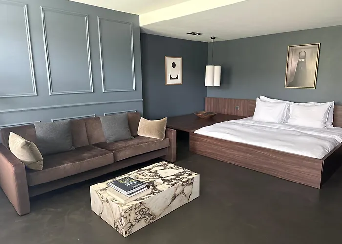 Commune Suites